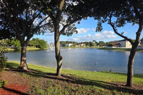 Снять в аренду таунхаус в Майами, Флорида 4 спальни, 169.64м2, № 1990561 - фото 2