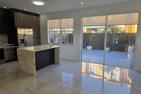 Снять в аренду таунхаус в Майами, Флорида 4 спальни, 169.64м2, № 1990561 - фото 13