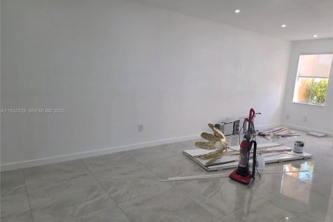 Снять в аренду таунхаус в Майами, Флорида 4 спальни, 169.64м2, № 1990561 - фото 9