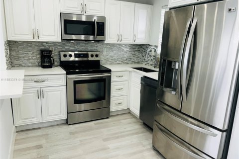 House in Margate, Florida 3 bedrooms, 85.47 sq.m. № 1931103 - photo 3