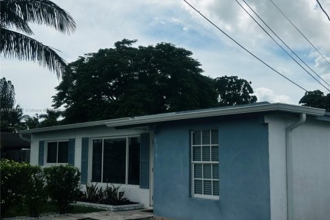 House in Margate, Florida 3 bedrooms, 85.47 sq.m. № 1931103 - photo 1