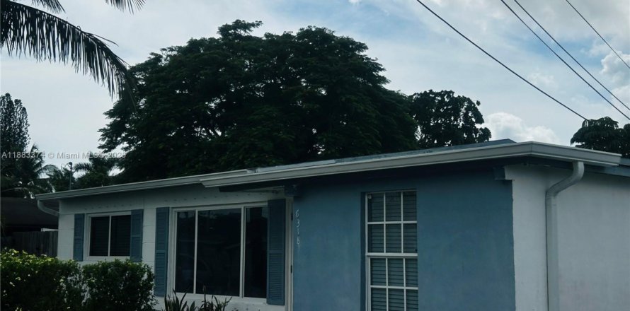 House in Margate, Florida 3 bedrooms, 85.47 sq.m. № 1931103