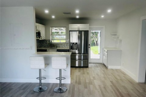 House in Margate, Florida 3 bedrooms, 85.47 sq.m. № 1931103 - photo 2