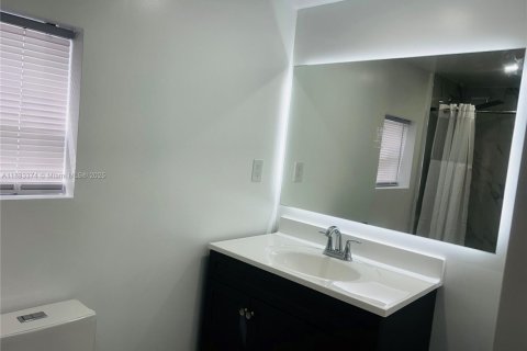 House in Margate, Florida 3 bedrooms, 85.47 sq.m. № 1931103 - photo 11