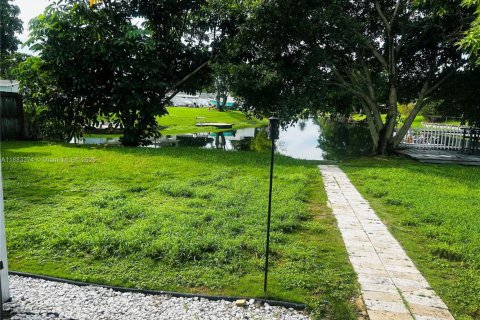 House in Margate, Florida 3 bedrooms, 85.47 sq.m. № 1931103 - photo 12