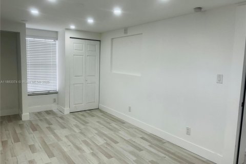 House in Margate, Florida 3 bedrooms, 85.47 sq.m. № 1931103 - photo 9