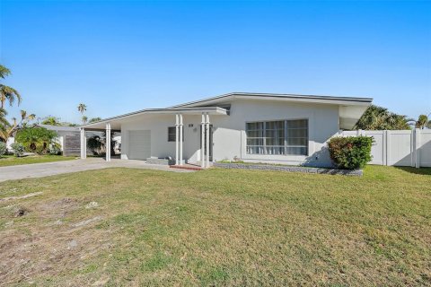 House in North Redington Beach, Florida 2 bedrooms, 134.15 sq.m. № 1724141 - photo 14