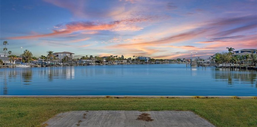 Casa en North Redington Beach, Florida 2 dormitorios, 134.15 m2 № 1724141