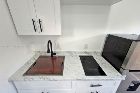 Снять в аренду коммерческую недвижимость в Майами, Флорида 18.58м2, № 2045446 - фото 9