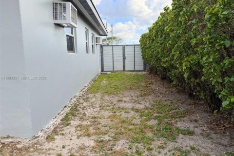 Снять в аренду коммерческую недвижимость в Майами, Флорида 18.58м2, № 2045446 - фото 22