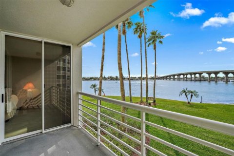 Copropriété à vendre à Saint Petersburg, Floride: 2 chambres, 99.87 m2 № 1143427 - photo 11