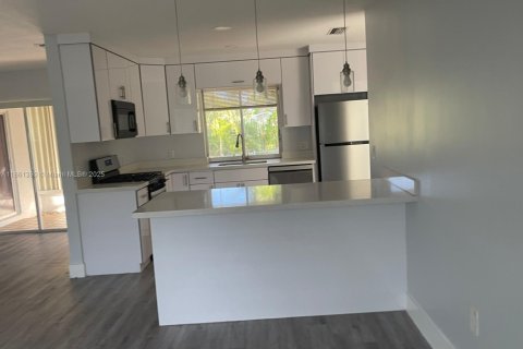 House in Sunrise, Florida 3 bedrooms, 113.99 sq.m. № 1891136 - photo 12
