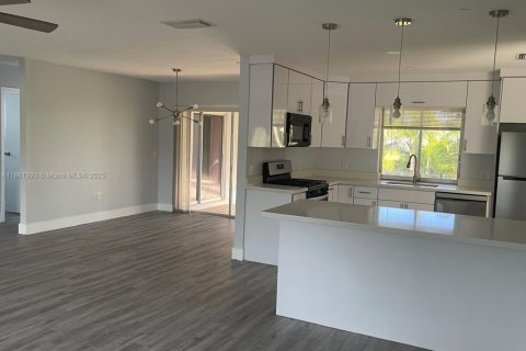 House in Sunrise, Florida 3 bedrooms, 113.99 sq.m. № 1891136 - photo 9