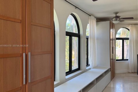 House in Surfside, Florida 4 bedrooms, 214.6 sq.m. № 2046843 - photo 6