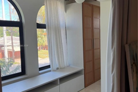 House in Surfside, Florida 4 bedrooms, 214.6 sq.m. № 2046843 - photo 10