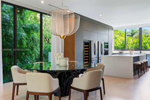 House in Miami Beach, Florida 4 bedrooms, 336.58 sq.m. № 2387089 - photo 15