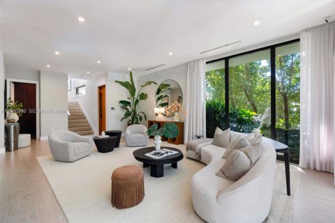 House in Miami Beach, Florida 4 bedrooms, 336.58 sq.m. № 2387089 - photo 12