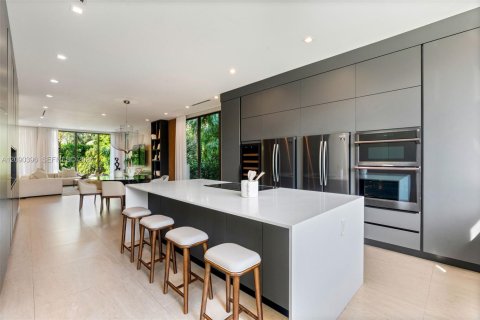 House in Miami Beach, Florida 4 bedrooms, 336.58 sq.m. № 2387089 - photo 13