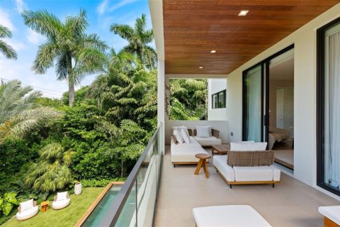 House in Miami Beach, Florida 4 bedrooms, 336.58 sq.m. № 2387089 - photo 23
