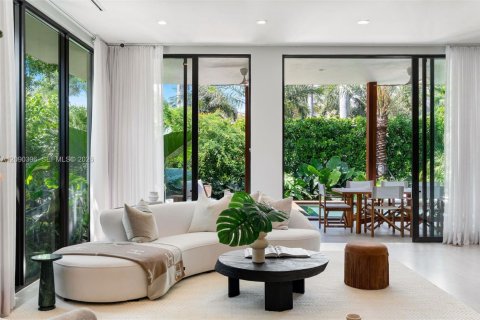 House in Miami Beach, Florida 4 bedrooms, 336.58 sq.m. № 2387089 - photo 11
