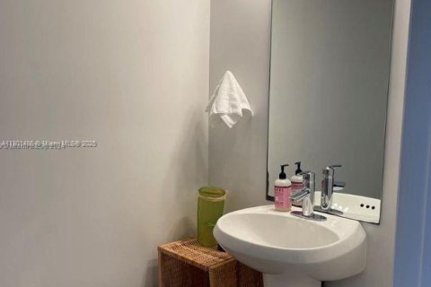 Apartamento en alquiler en Miami, Florida, 1 dormitorio, 72.84 m2 № 1938360 - foto 8