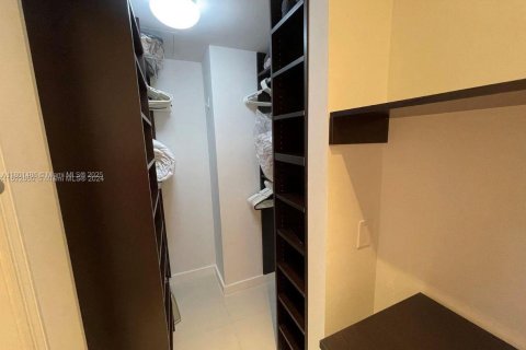 Apartamento en alquiler en Miami, Florida, 1 dormitorio, 72.84 m2 № 1938360 - foto 10