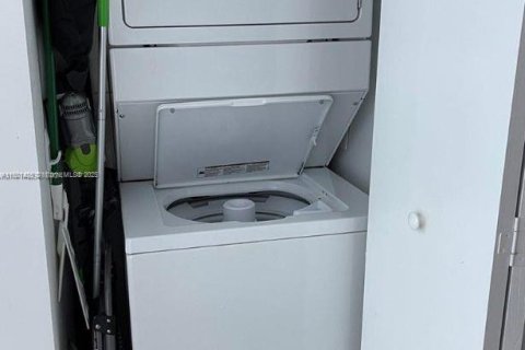 Apartamento en alquiler en Miami, Florida, 1 dormitorio, 72.84 m2 № 1938360 - foto 7