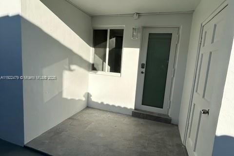 Villa ou maison à louer à Miami, Floride: 2 chambres, 153.29 m2 № 1977123 - photo 29