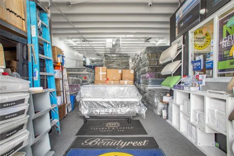 Commercial property in Miami, Florida № 1974099 - photo 1