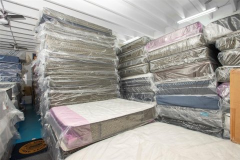 Commercial property in Miami, Florida № 1974099 - photo 9