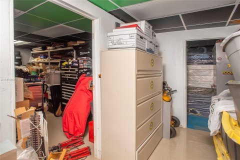 Commercial property in Miami, Florida № 1974099 - photo 11