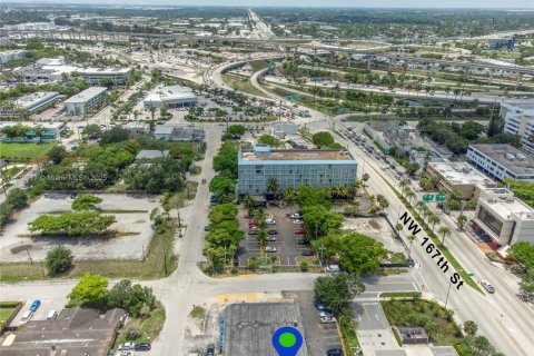 Commercial property in Miami, Florida № 1974099 - photo 5