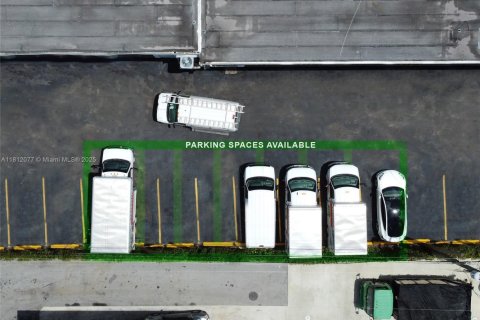 Commercial property in Miami, Florida № 1974099 - photo 6