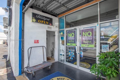 Commercial property in Miami, Florida № 1974099 - photo 12