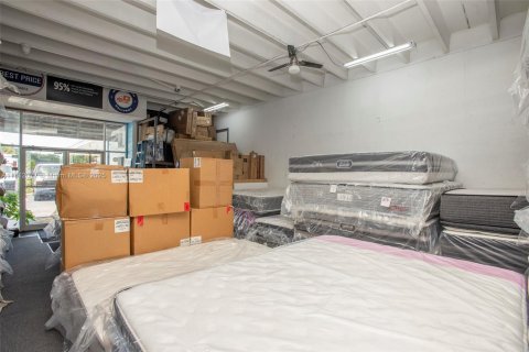 Commercial property in Miami, Florida № 1974099 - photo 8