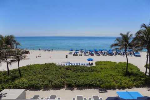 Condo in Sunny Isles Beach, Florida, 1 bedroom  № 1752163 - photo 25