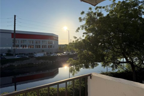 Copropriété à louer à Miami Springs, Floride: 2 chambres, 81.29 m2 № 2088167 - photo 19