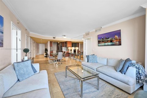 Condo in Hallandale Beach, Florida, 3 bedrooms  № 1646296 - photo 1