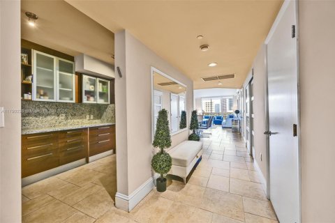 Condo in Hallandale Beach, Florida, 3 bedrooms  № 1646296 - photo 10