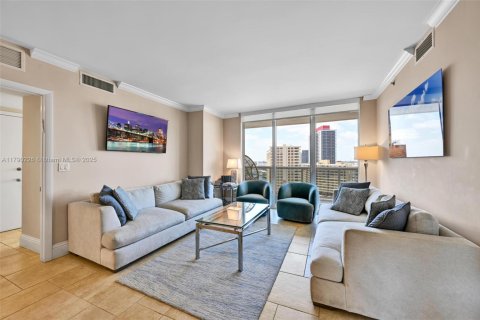Condo in Hallandale Beach, Florida, 3 bedrooms  № 1646296 - photo 21