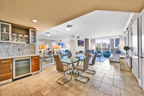 Condo in Hallandale Beach, Florida, 3 bedrooms  № 1646296 - photo 11