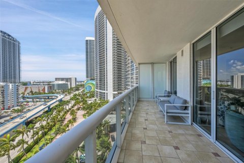 Condo in Hallandale Beach, Florida, 3 bedrooms  № 1646296 - photo 25