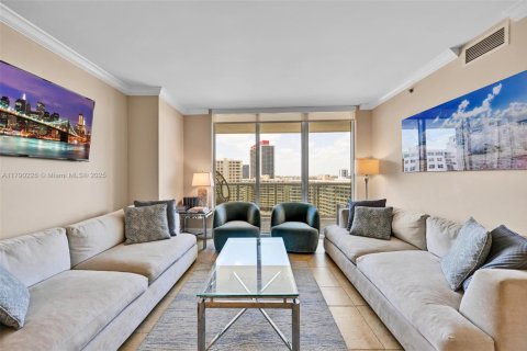 Condo in Hallandale Beach, Florida, 3 bedrooms  № 1646296 - photo 2