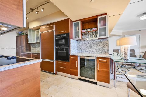 Condo in Hallandale Beach, Florida, 3 bedrooms  № 1646296 - photo 14
