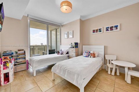 Condo in Hallandale Beach, Florida, 3 bedrooms  № 1646296 - photo 27