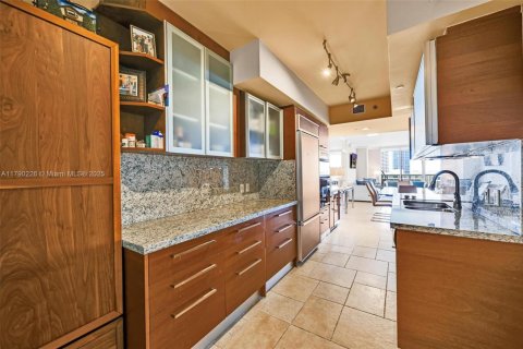 Condo in Hallandale Beach, Florida, 3 bedrooms  № 1646296 - photo 17