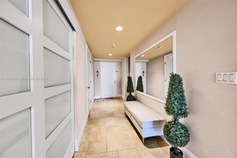 Condo in Hallandale Beach, Florida, 3 bedrooms  № 1646296 - photo 13