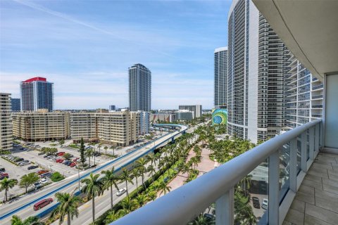 Condo in Hallandale Beach, Florida, 3 bedrooms  № 1646296 - photo 26