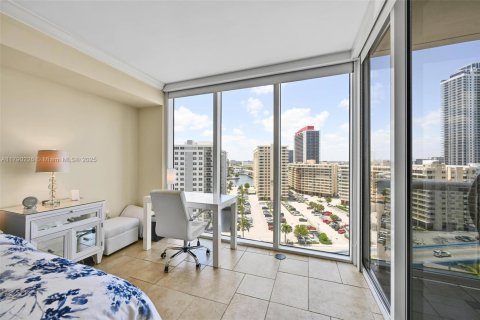 Condo in Hallandale Beach, Florida, 3 bedrooms  № 1646296 - photo 4