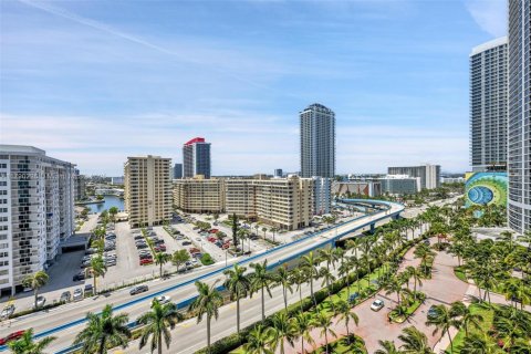 Condo in Hallandale Beach, Florida, 3 bedrooms  № 1646296 - photo 9